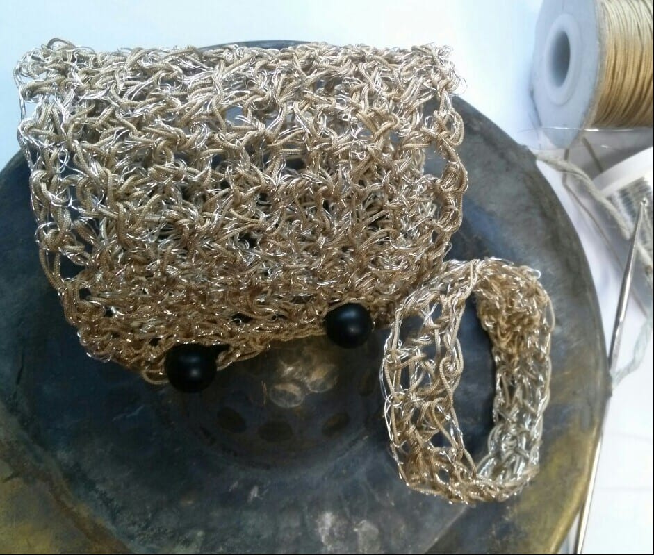 bracelets crochetés, métal et fil de lin