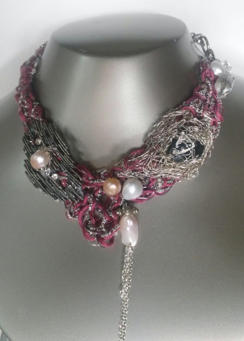 Collier crocheté éléments anciens insérés et rajoutés