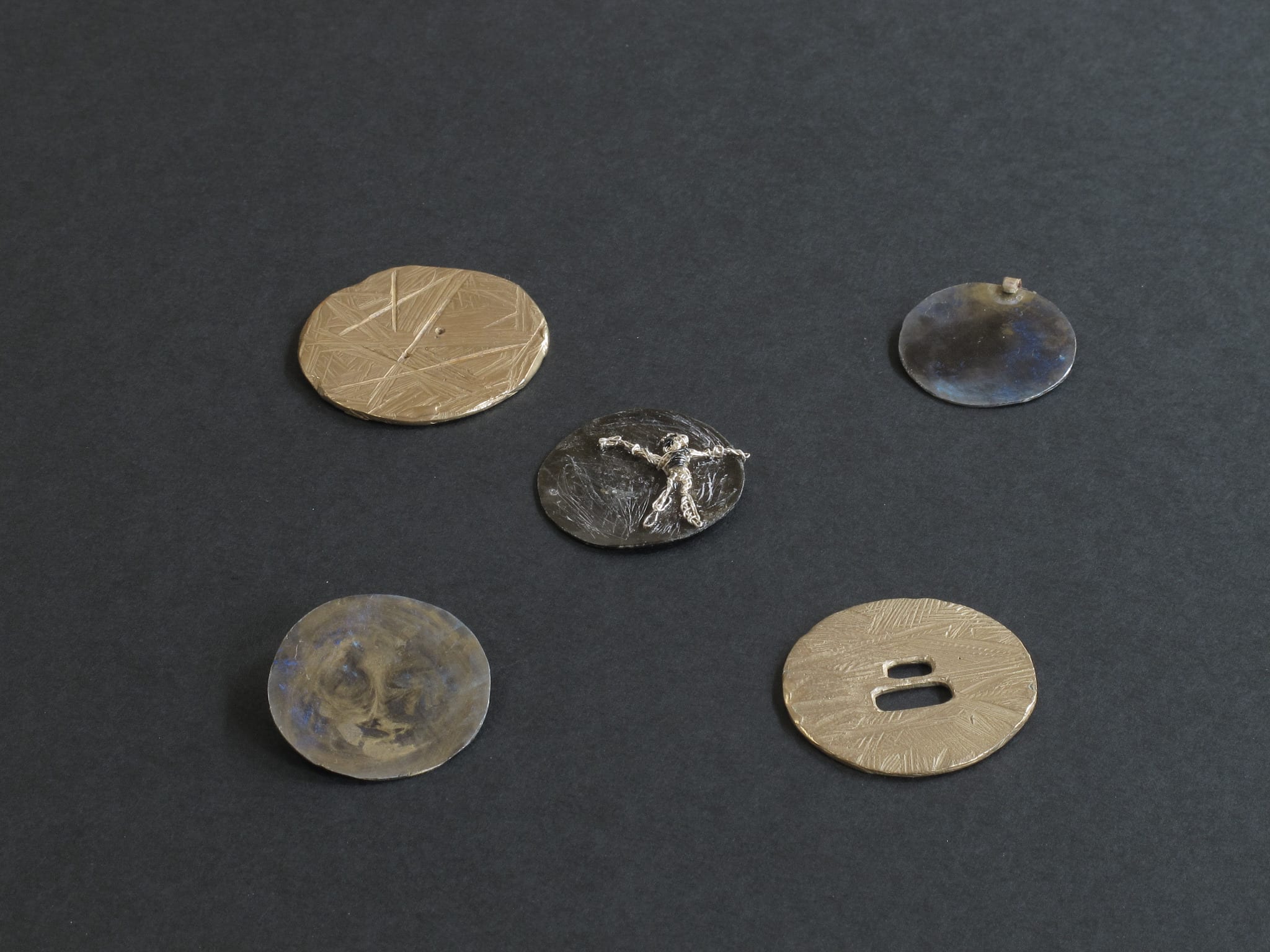 Médaillons bronze et fer patiné