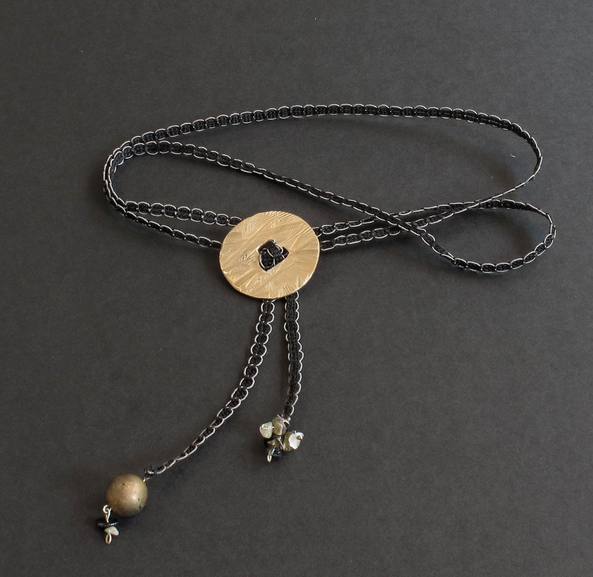 mMédaillon bronze lien noir quartz et perle