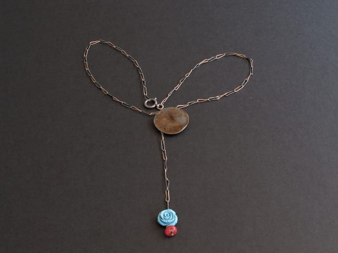 collier chaine ancienne et corail bleu et rouge
