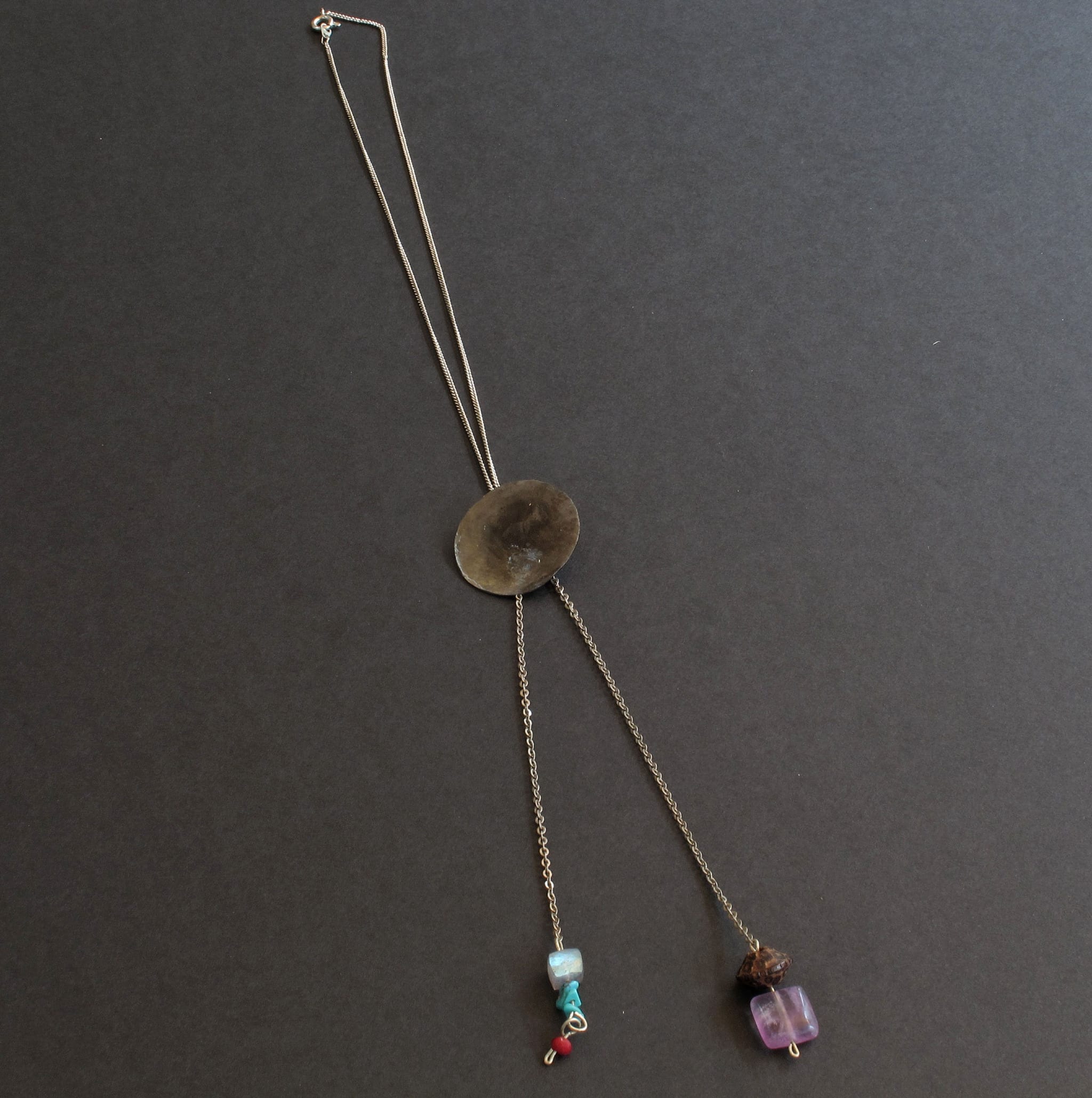 médaillon fer patiné labradorite turquoise amethyste bois corail