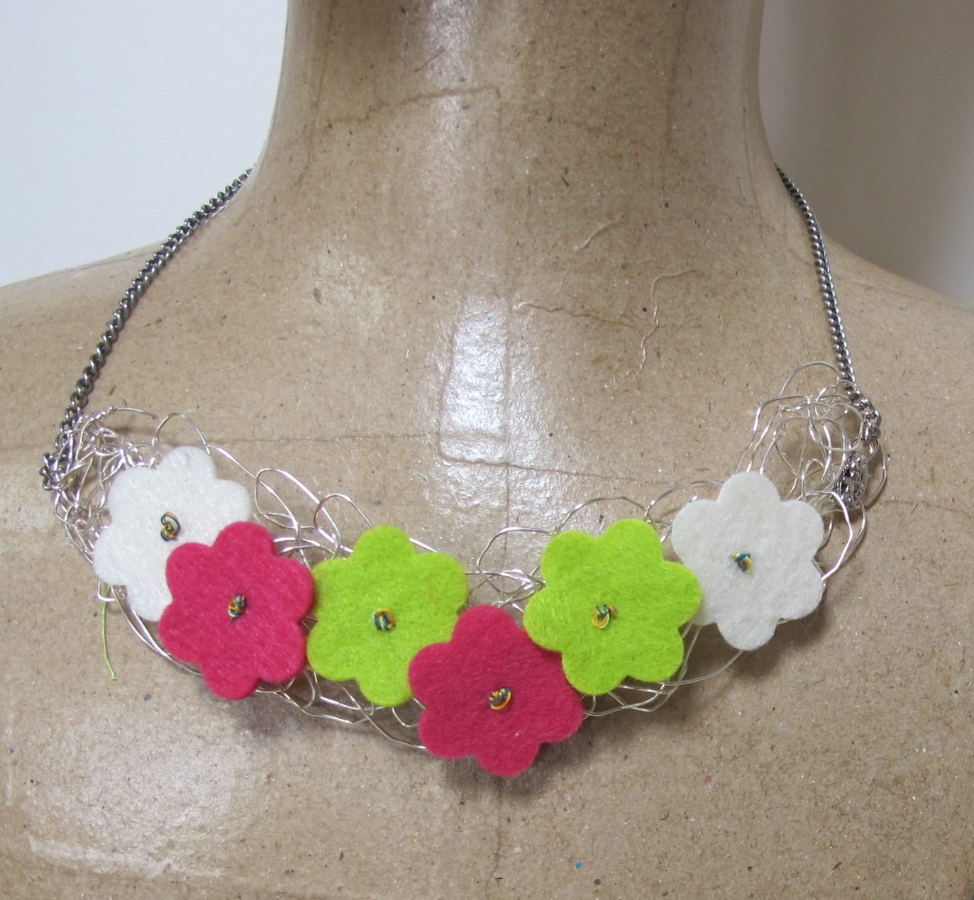 Collier crocheté et paquerettes